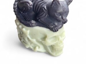 Svíčka "Kočka na lebce"